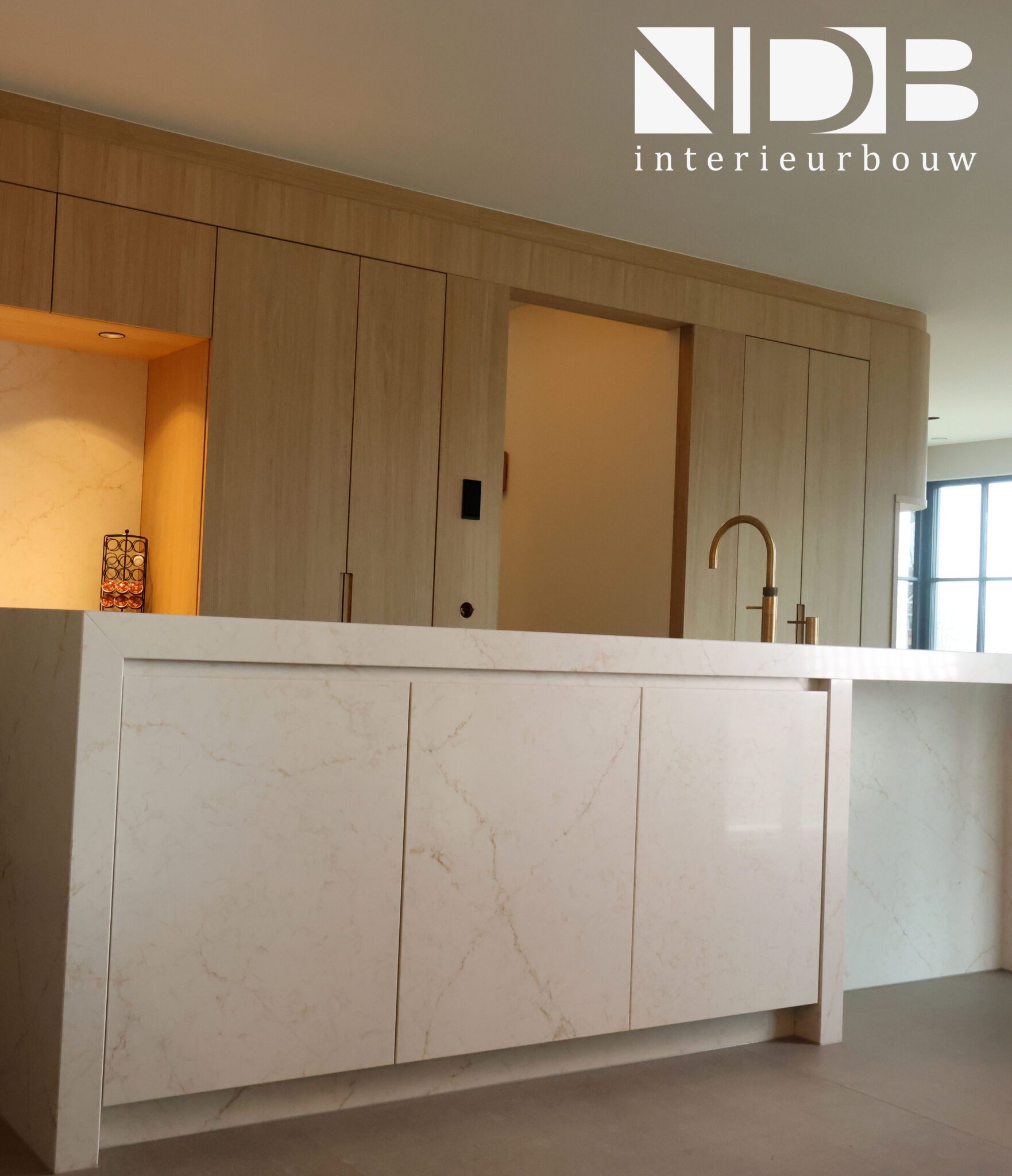 maatwerk keuken met kookeiland in composiet en eiken kastenwand